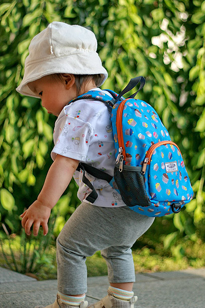 słodki niebieski plecaczek dla dziewczynki w babeczki, wiek 1-3 lata, Hugger, TTS, Cupcakes
